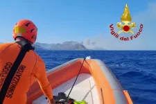 A tengerből kellett kimenteni a strandolókat egy szardíniai erdőtűz miatt