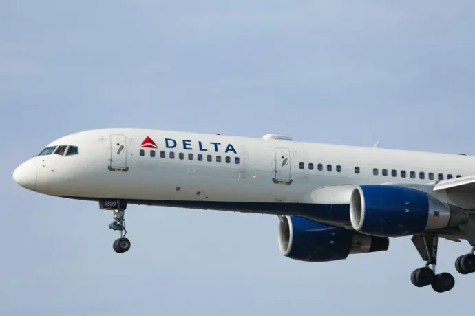 Szövetségi ügynökök rohamozták meg a Delta Airlines egyik gépét leszállás után, bilincsben vitték el a pilótát