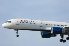 Szövetségi ügynökök rohamozták meg a Delta Airlines egyik gépét leszállás után, bilincsben vitték el a pilótát