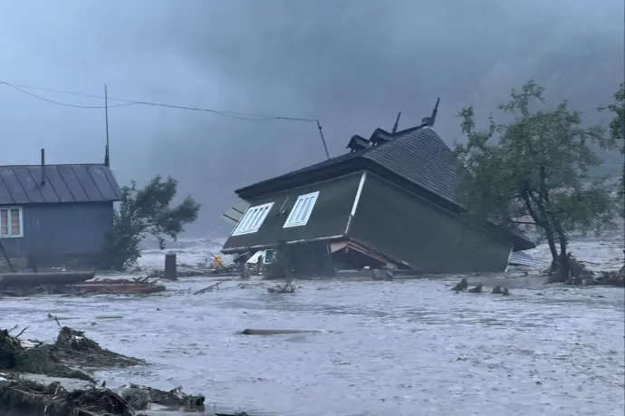 Házakat sodort el az árvíz Románia északkeleti részén, több idős ember meghalt