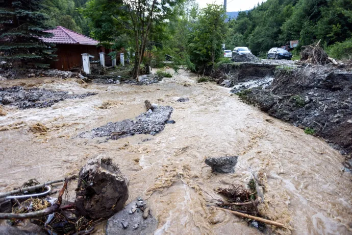 Törmelékek és elsodort ház Suceava megyében, Brosteniben 2025. július 28-án – Fotó: Casian Mitu / Reuters és Romániai Vészhelyzeti Főfelügyelőség / AFP