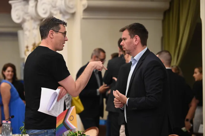 Karácsony: Én ettől sugárban hányok. Vitézy: Egy szavadat sem lehet elhinni, egy füllentő vagy