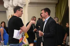 Karácsony: Én ettől sugárban hányok. Vitézy: Egy szavadat sem lehet elhinni, egy füllentő vagy