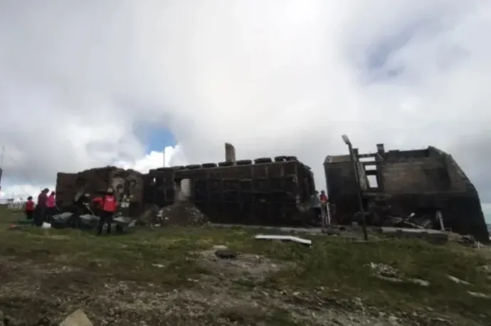 Háromszázezer lejt ad a Kolozs Megyei Tanács a leégett vlegyászai meteoállomáshoz vezető út javítására