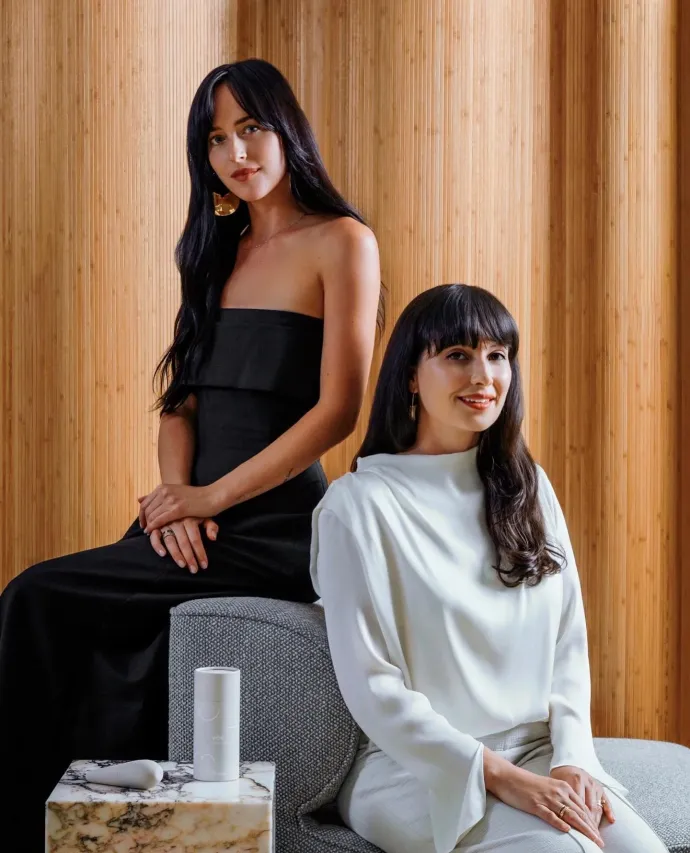 Dakota Johnson és a Maude alapítója, Éva Goicochea – Forrás: Maude