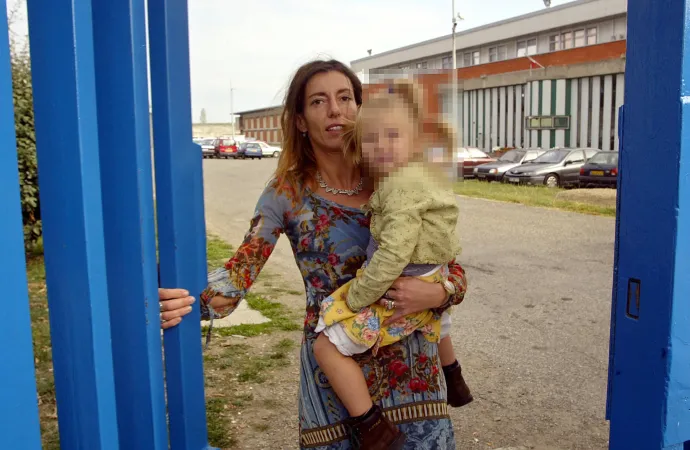 Rády Krisztina egyik gyerekével a karján távozik 2004. október 2-án a mureti börtönből, miután meglátogatta volt férjét, Bertrand Cantat-t – Fotó: Eric Cabanis / AFP