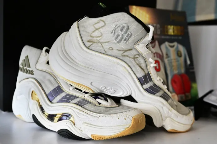 240 ezer dollárért kelt el egy aukción Kobe Bryant meccsen viselt, szignózott sportcipője