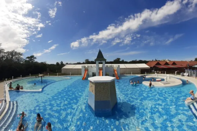 Százhúsz embert menekítettek ki a túrkevei strandról klórgázmérgezés miatt