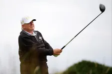 Több mint 65 millió forintot érő páncélozott golfkocsi óvja Donald Trumpot golfozás közben
