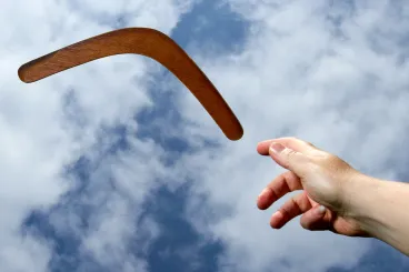 Mi történik pontosan a bumeránggal a levegőben, mielőtt visszatér az eldobójához?