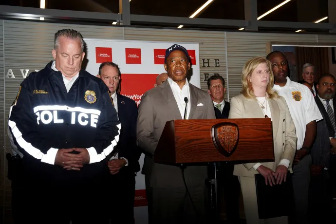 Eric Adams, New York polgármestere a NewYork-Presbyterian David H. Koch Centerben tartott sajtótájékoztatót, mellette John Chell, a New York-i rendőrség vezetője és Jessica Tisch, a New York-i rendőrség biztoshelyettese, miután 2025. július 28-án lövöldözésről érkezett bejelentés New York City Manhattan kerületéből – Fotó: Bing Guan / Reuters