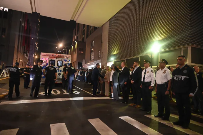 A támadásban meghalt NYPD rendőrtiszt, Didarul Islam holttestét elszállítják a New York Presbyterian Weill Cornell Medical Centerből, miután egy tömeges lövöldözés során ő és három másik ember meghalt, egy ötödik pedig megsebesült Manhattanben, 2025. július 28-án – Fotó: Kyle Mazza / NurPhoto / NurPhoto via AFP