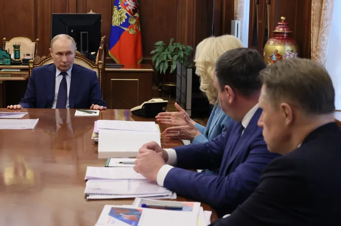 Vlagyimir Putyin orosz elnök a kormány tagjaival tanácskozik a moszkvai Kremlben 2025. július 14-én – Fotó: Mihail Mecel / Kreml Pool / Szputnyik / EPA / MTI