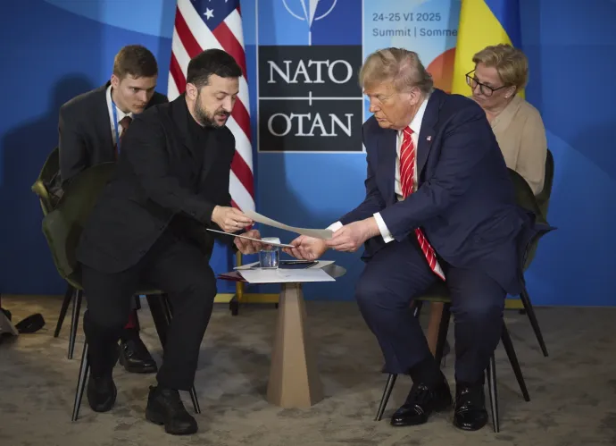 Volodimir Zelenszkij és Donald Trump amerikai elnök kezet fog Hágában a NATO-tagországok kétnapos csúcsértekezletének második napján, 2025. június 25-én – Fotó: Ukrán elnöki sajtószolgálat / EPA / MTI