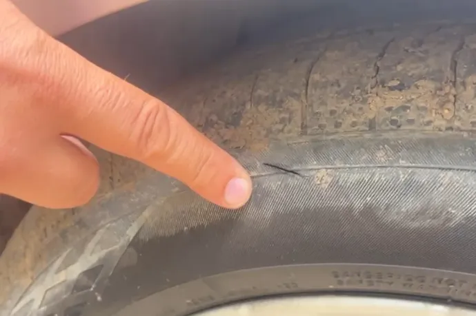 Menjen a picsába, üzente Orbánnak Hadházy Ákos, miután kiszúrták autójának kerekeit Hatvanpusztánál