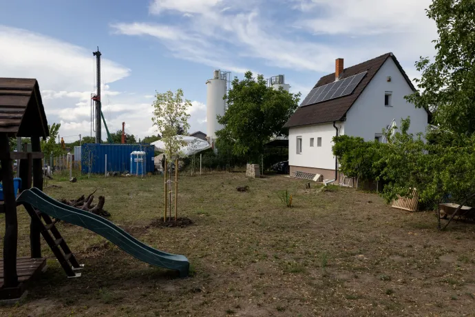 Emíliáék telke már nem tartozik a haváriaterülethez, a munkálatok a kerítésük mellett néhány méterrel zajlanak – Fotó: Ajpek Orsi / Telex