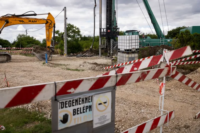 Éva házától 50 méterre történt a szennyezés, közvetlenül a kerítése mellé fog épülni az izolációs fal – Fotó: Ajpek Orsi / Telex