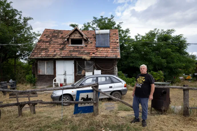 István telke a szennyezéstől 150 méterre van, azt mondja lovai már nem isszák meg a kút vizét – Fotó: Ajpek Orsi / Telex