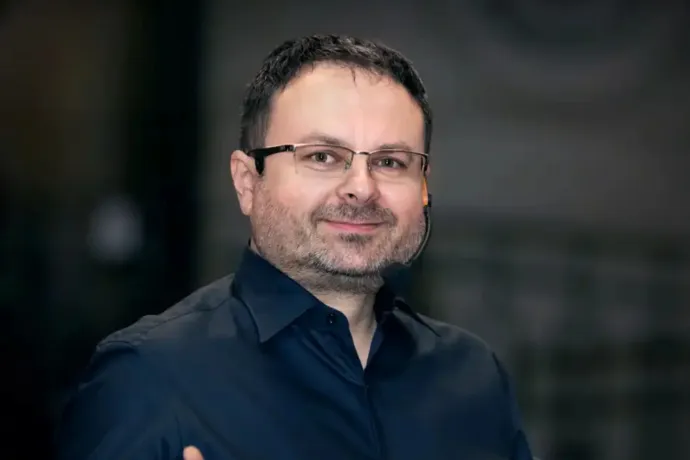 „Hányszor szoktál maszturbálni?” – Erotikus fantáziagyakorlatokat javasolt kliensének egy román önfejlesztő tréner