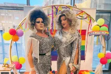 Drag queenek fotózkodtak a Tiborczék tulajdonában álló spanyol szállodában, ami örömmel fogadta a Pride-buli résztvevőit