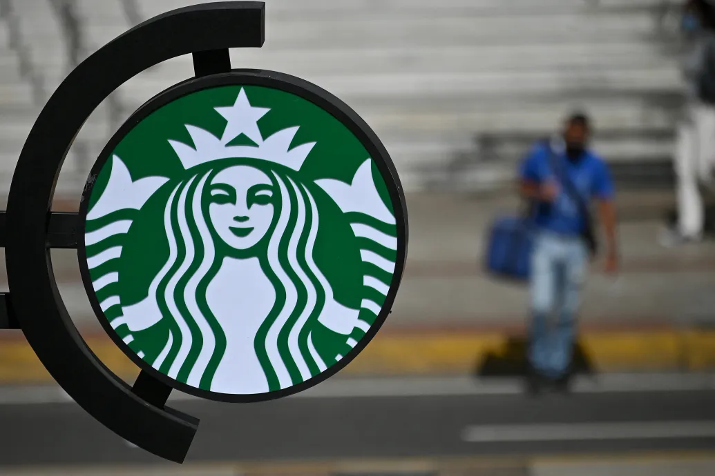 A Starbucks bezárja a csak elvitelre értékesítő kávézóit