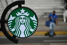 A Starbucks bezárja a csak elvitelre értékesítő kávézóit