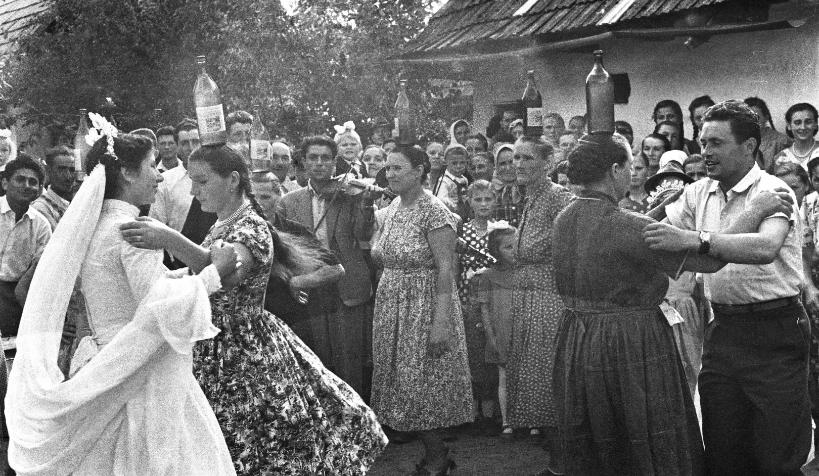 Esküvő Nyárádmentén, 1964 – Fotó: Erdélyi Lajos / Blinken OSA Archívum