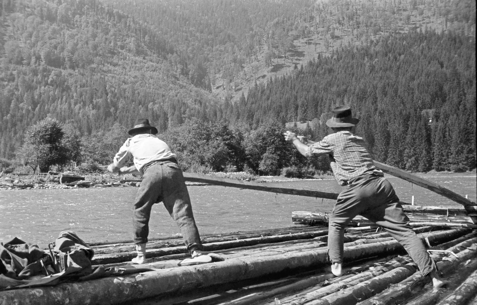 Tutajjal a Beszterce vizén, 1963 – Fotó: Erdélyi Lajos / Blinken OSA Archívum