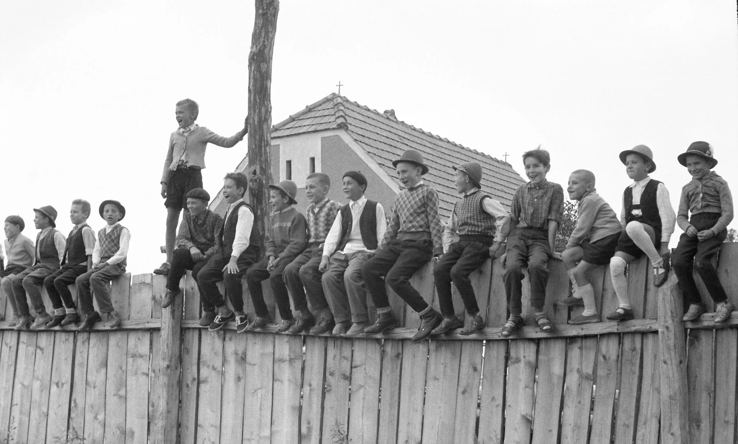 Vasárnapi focimeccs, Csíkszenttamás, 1964 – Fotó: Erdélyi Lajos / Blinken OSA Archívum