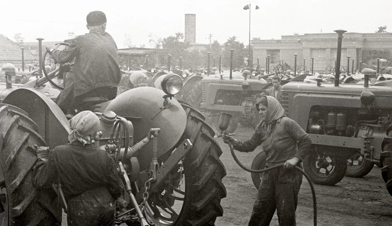 Traktorgyár, festékszórók, Brassó 1970 körül – Fotó: Erdélyi Lajos / Blinken OSA Archívum