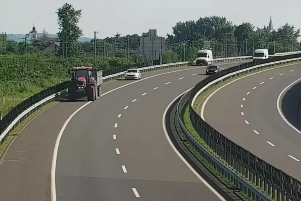 Rendőrnek kellett lekísérnie egy autópályára tévedő traktort Encsnél