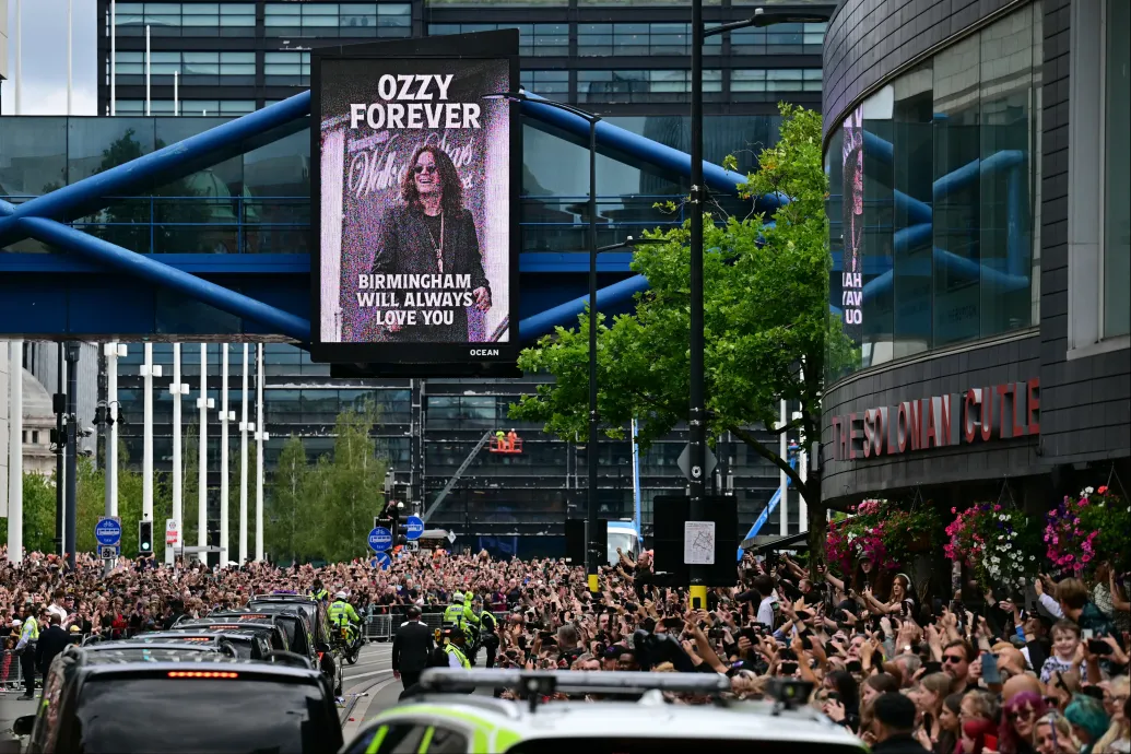 Tízezrek búcsúztatták Ozzy Osbourne-t a birminghami gyászmenetén