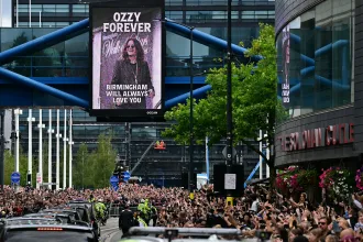 Tízezrek búcsúztatták Ozzy Osbourne-t a birminghami gyászmenetén