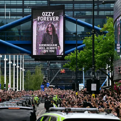 Tízezrek búcsúztatták Ozzy Osbourne-t a birminghami gyászmenetén