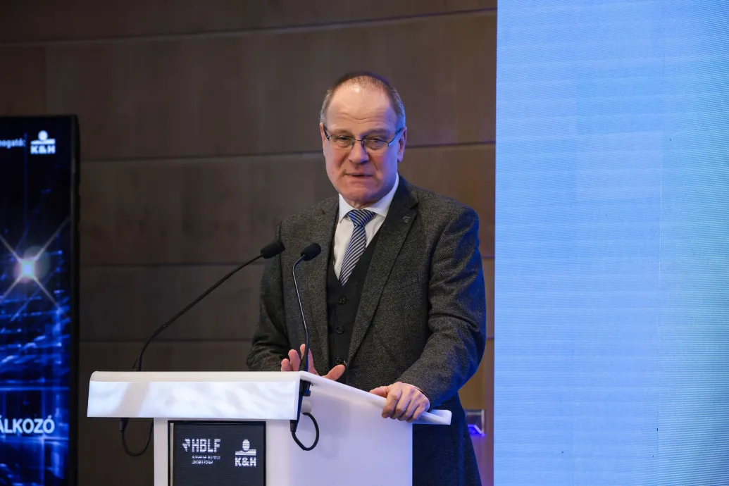 Navracsics Tibor bejelentette, hogy szeptembertől 15 százalékkal emelik a kormánytisztviselők bérét