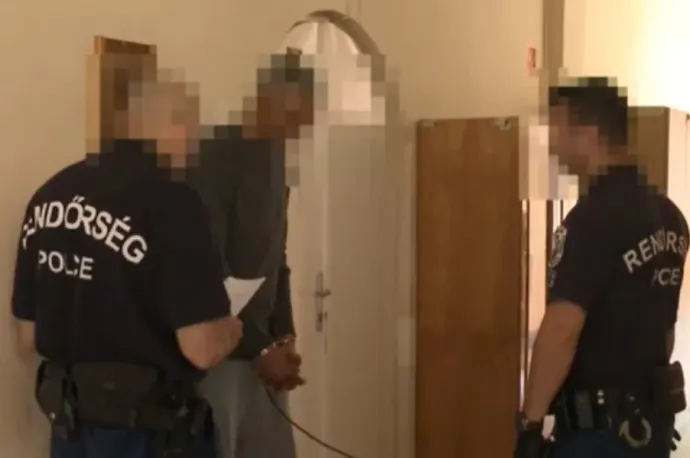 Bement az exe munkahelyére, kést szorított a nyakához, a buszpályaudvarra rángatta, majd megszúrta a nőt