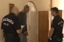 Bement az exe munkahelyére, kést szorított a nyakához, a buszpályaudvarra rángatta, majd megszúrta a nőt