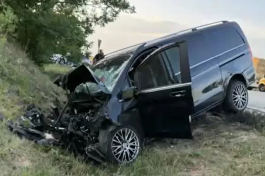 Menet közben kivették a 6 hetes gyereküket a gyerekülésből, frontálisan ütköztek, a csecsemő kirepült a kocsiból Kép