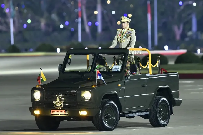 Min Aung Hlaing, Mianmar katonai juntájának vezetője beszédet mondott az ország fegyveres erőinek napja alkalmából rendezett ünnepségen, amelyet 2024. március 27-én tartottak Naypyidawban. Fotó: Str / AFP or licensors