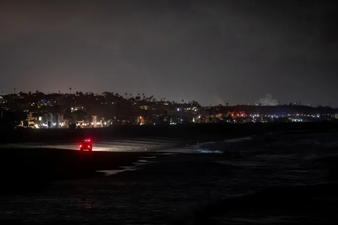 Egy Los Angeles megyei vízimentő teherautó járőrözik a szökőárriasztás alatt Venice Beachen 2025. július 30-án – Fotó: Apu Gomes / AFP