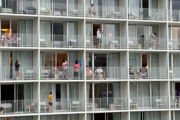 Nyaralók néznek az egyik hotel teraszairól Honoluluban a Waikiki Beach felé, miután a hatóságok figyelmeztettek a cunamiveszélyre – Fotó: Nicola Groom / Reuters