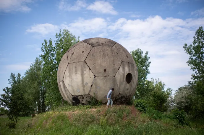 Negyedszázada gömbölyödik a gigantikus beton focilabda Derecskén