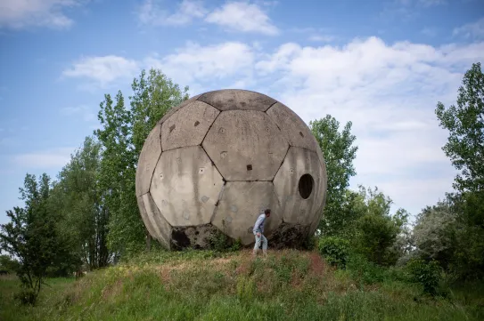 Negyedszázada gömbölyödik a gigantikus beton focilabda Derecskén