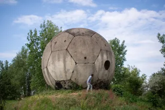 Negyedszázada gömbölyödik a gigantikus beton focilabda Derecskén