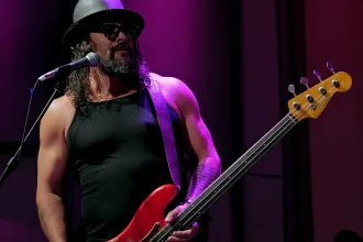 Jason Momoa augusztusban Budapesten lép fel a zenekarával