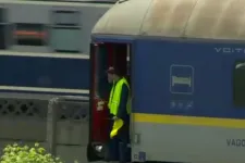 Menet közben hagyta el utasokkal teli két kocsiját egy vonat Romániában
