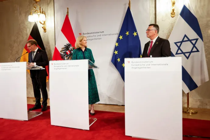 Az osztrák külügyminiszter, Beate Meinl-Reisinger sajtótájékoztatót tart izraeli és német hivatali partnereivel, Gideon Saarral és Johann Wadephullal közösen, miután megbeszélést folytattak Bécsben, 2025. július 10-én – Fotó: Lisa Leutner / Reuters