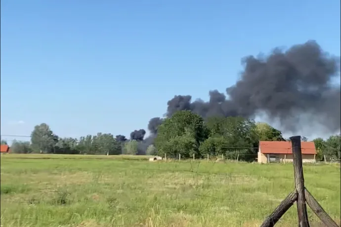 Autók, buszok és egy kamion is nagy füsttel égni kezdett egy telephelyen Cegléden