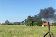 Autók, buszok és egy kamion is nagy füsttel égni kezdett egy telephelyen Cegléden