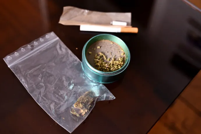 Az iskolaigazgató hívta rá a rendőröket a füvező diákra, akinél összesen 2 grammnál kevesebb marihuánát találtak